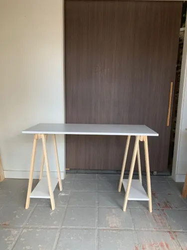 Mesa para estudos em MDF branco
