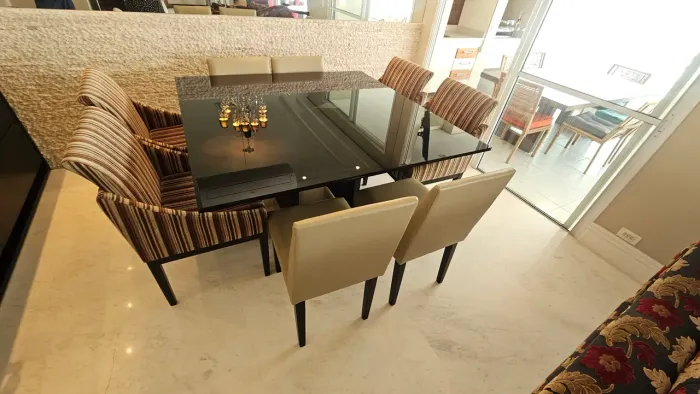 Mesa de jantar 8 cadeiras 