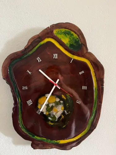 Relógio Artesanal em Madeira Maciça com Resina Epóxi - Peça Exclusiva