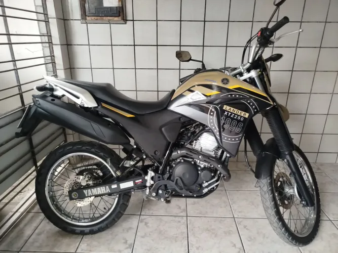 MOTO YAMAHA LANDER 2024