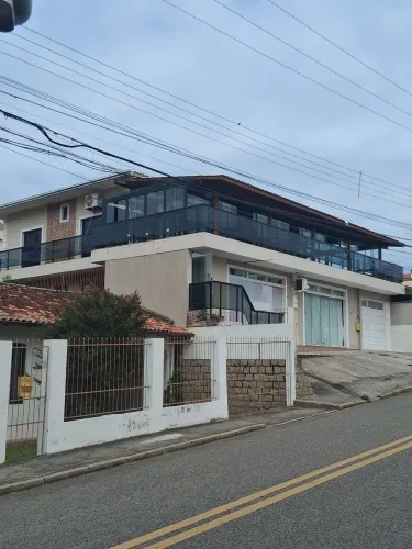 Aluga casa 100 m do Detran.