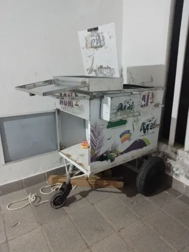 Carrinho de açaí em ótima qualidade, com três compartimentos