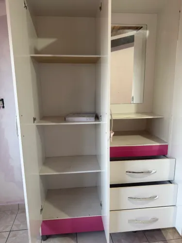Guarda roupa branco e rosa com espelho