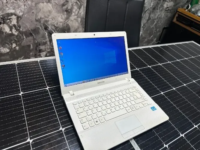 Notebook Samsung NP300E - Intel Core? i3 -3110M - RAM 8GB - SSD 480GB - Tela 14- Windows 1