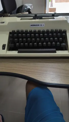 Máquina de escrever com nota fiscal da época 