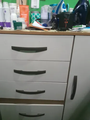 Vende Se uma cômoda. 