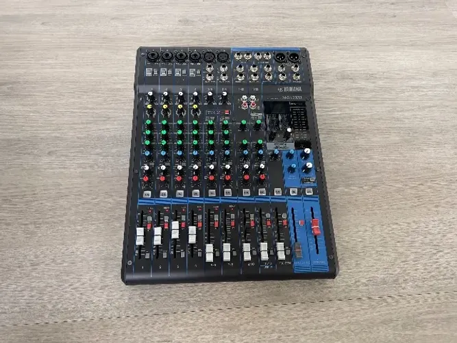 Mesa de Som Analógica Yamaha MG12XU 12 Canais Bivolt Preta