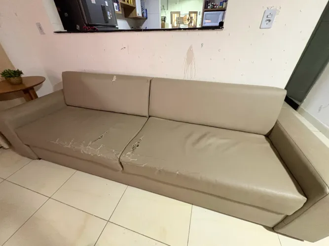 Sofá 4 lugares de madeira maciça para reformar. 