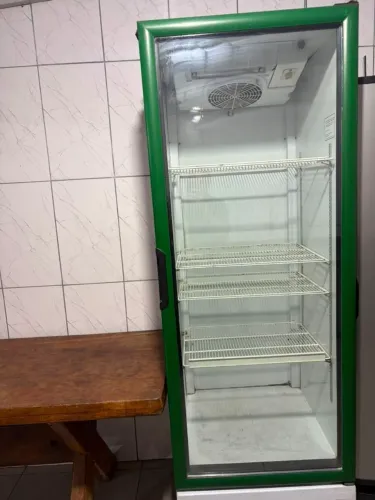 Vendo Cervejeira semi nova !