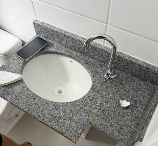 Kit bancada para banheiro com Cuba Deca cerâmica e torneira