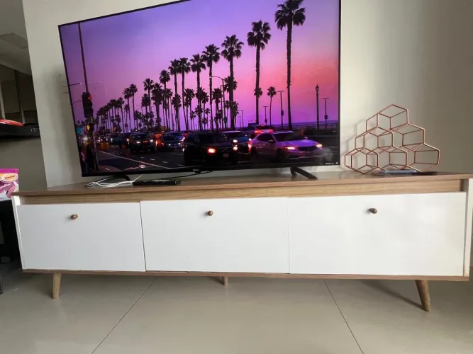 Rack para TV Retrô Branco e Amadeirado com Pés Palito - Excelente Estado