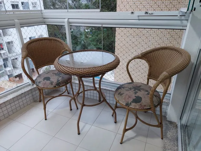 Mesa com 2 cadeiras