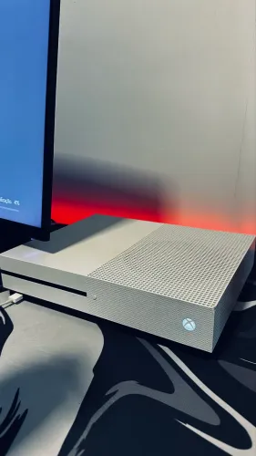Xbox One S 1TB com 8 jogos