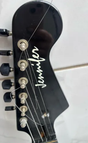Guitarra elétrica Jennifer Black