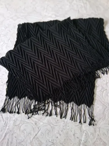 Echarpe preto drapeado e com brilho