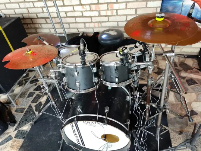 Vendesse bateria acústica completa da marca rmv vai com tudo pedal e todo equipamento