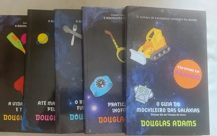 GUIA DO MOCHILEIRO DAS GALAXIAS,  5 LIVROS, Douglas Adans.