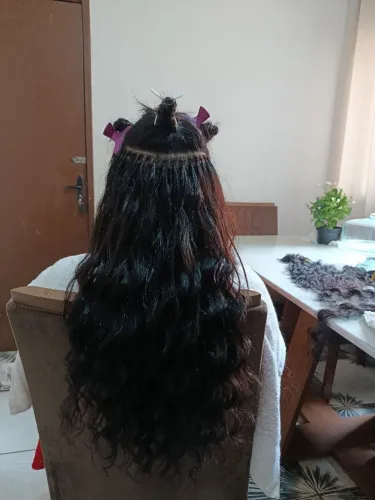 Aplicação de manutenção de mega hair 