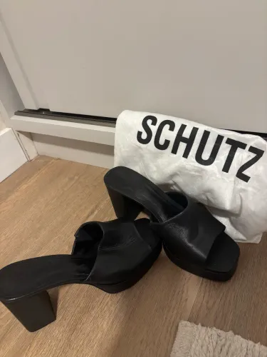 Tamanco Schutz couro