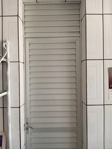 Vendo uma porta de aluminio de 2mt e 10cm de altura e 70cm de comprimento