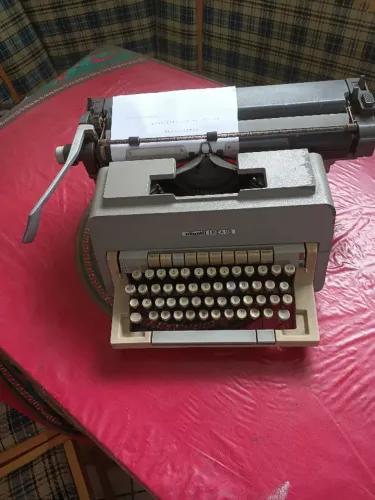 Máquina de escrever Olivetti Linea 98