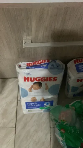 4 pacotes de fraldas Huggies ( tamanho P)
