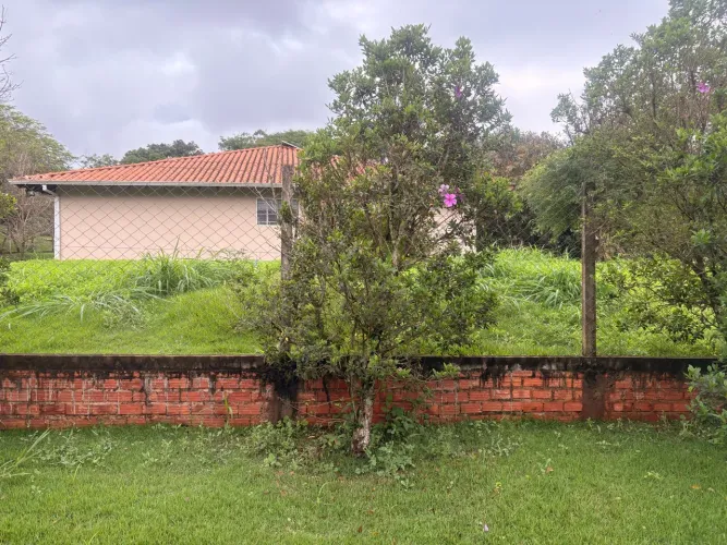 Chácara em condomínio fechado dentro da cidade
