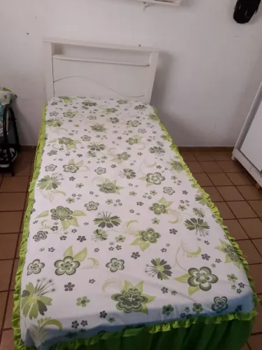 Cama solteirão com dois colchões