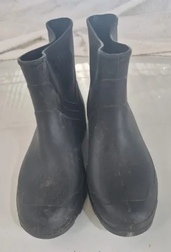 Bota de borracha/pvc cano curto N° 41. R$ 30,00 CADA