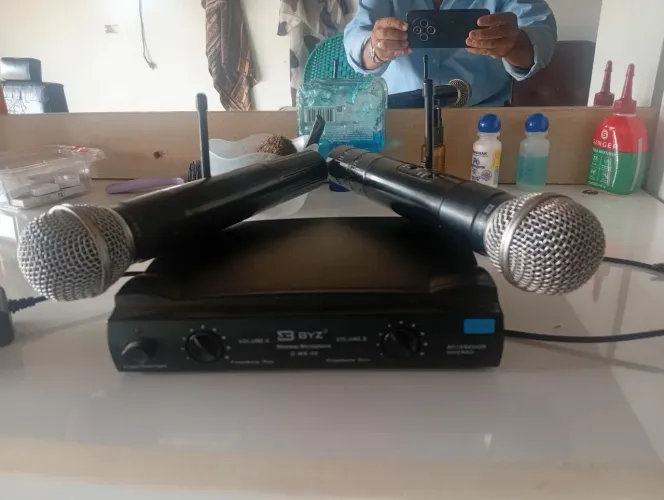 Vendo microfone sem fio valor 200.00.fone. *. *.