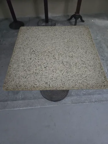 Mesa com tampo de granito
