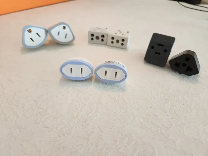 Plugues de tomada novos ( R$ 3,00 cada )