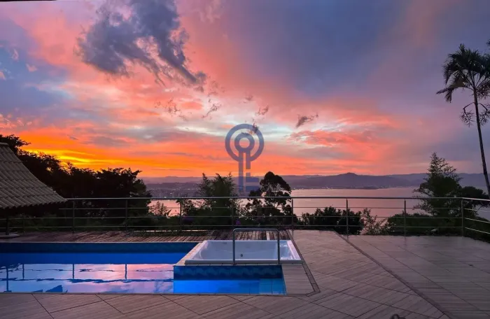 Casa mobiliada com 4 quartos (2 suítes), piscina | Centro de Florianópolis