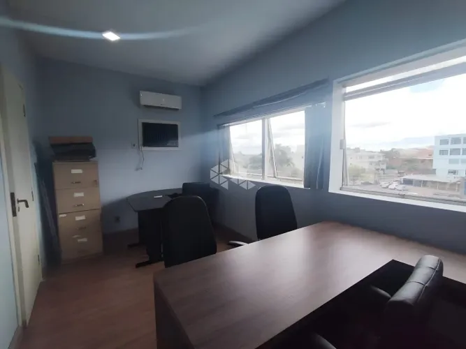 Sala comercial semimobiliada à venda, de frente, prédio com elevador, av. Assis Brasil.