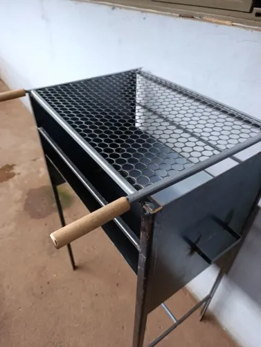 Churrasqueira reforçada chapa 14 2mm , está eu garanto que não cai o fundo.