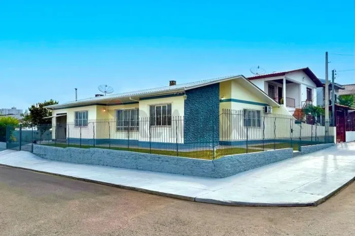 Casa térrea de esquina no Bairro Bela Vista