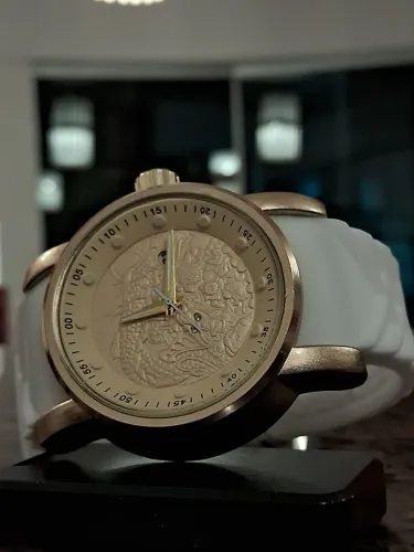 Relógio yakuza Dourado com branco 