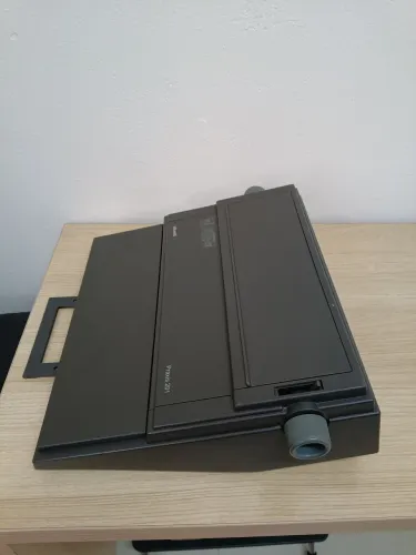 Máquina escrever Olivetti Praxis 201