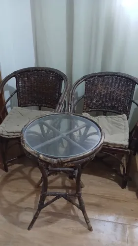 Conjunto de varanda vime, acompanha almofadas de suede. Só precisa de um bom verniz.