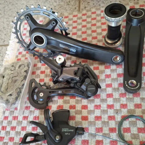 MTB CONJUNTO MARCHA DEORE DE 12 VELOCIDADES + PÉ DE VELA COM COROA DE 32 DENTES .