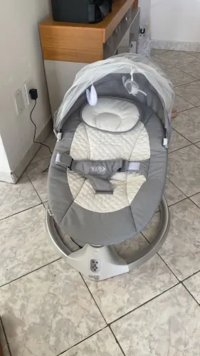 Vende-se uma cadeira de descanso e balanço bebê elétrica 