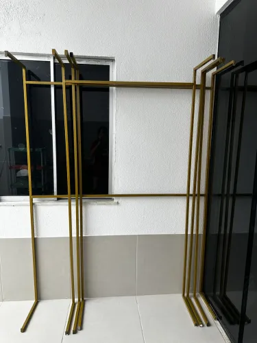 Araras de metalon douradas 