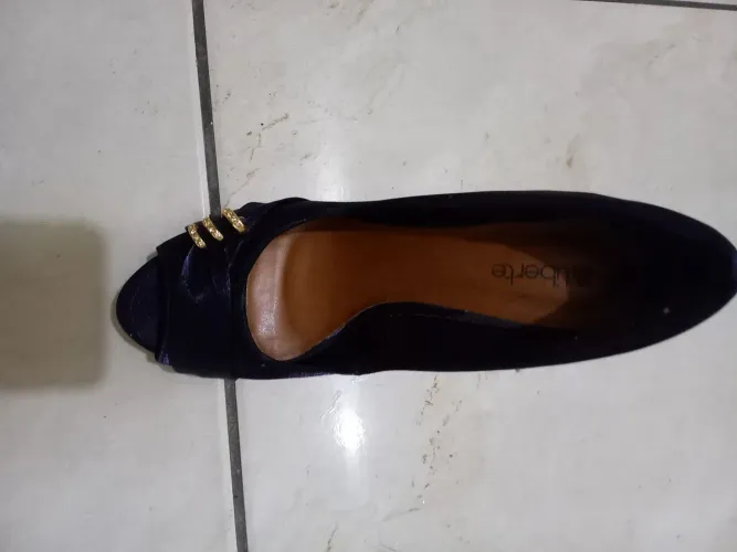 Linda sandália meia pata tecido de cetim.