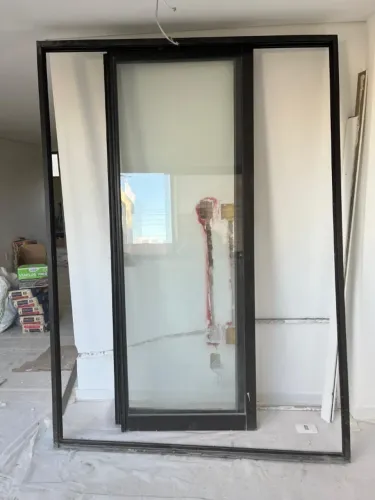 Porta de correr de vidro com esquadria de aluminio + brinde