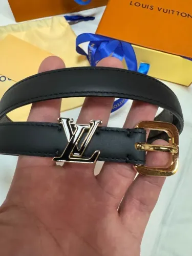 cinto louis vuitton com fivela lv dourada. frente em couro preto fosco e verso monograma c