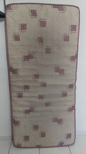 Colchão de Solteiro Ortobom com manchas (não entrego)