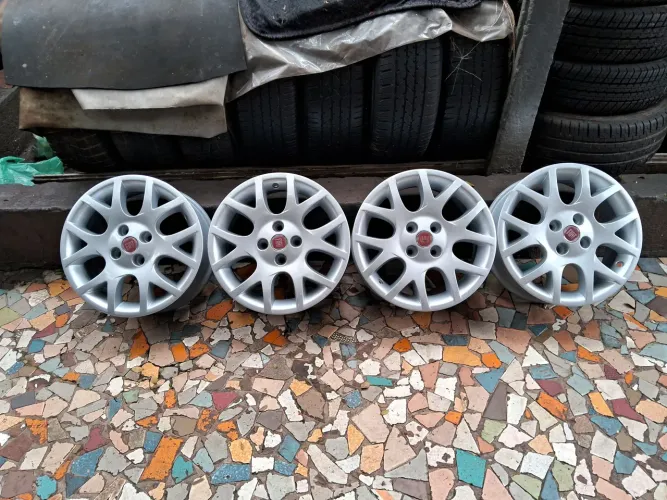 Jogo de rodas de liga leve aro 15/4 furos originais Fiat Punto e outros