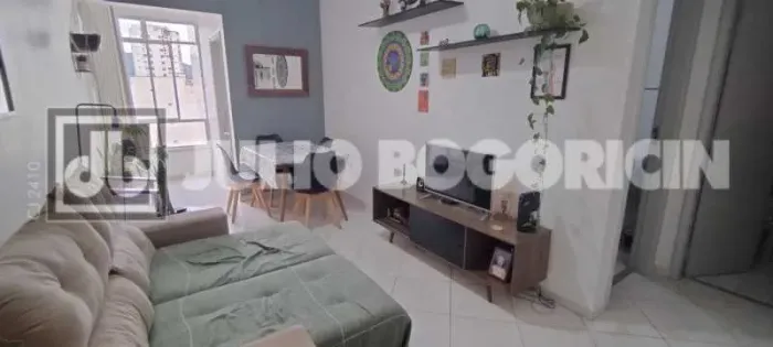 Apartamento, reformado. Sala, 2 quartos (suíte), dependências, vaga escriturada. Portaria
