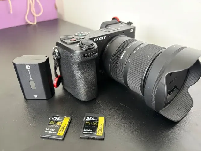 Sony a6700 + Sigma 18-50mm f/2.8 + bateria e cartões. 9 meses de garantia oficial Sony BR