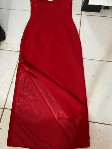 Vestido longo com fenda vermelho 